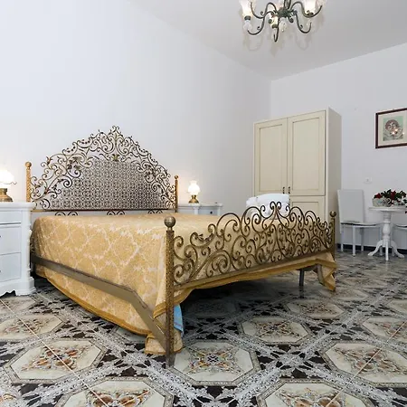 فندق مبيت وإفطار Val Di Noto